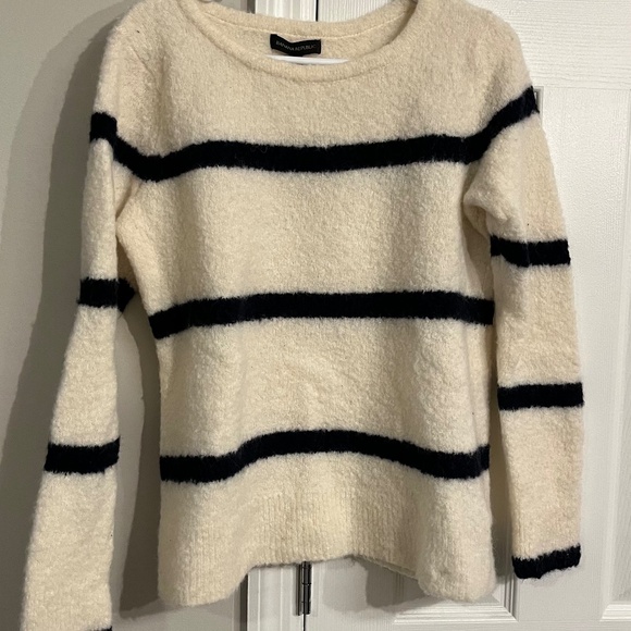 Banana Republic Sweaters - NWT Banana Republic Sweater